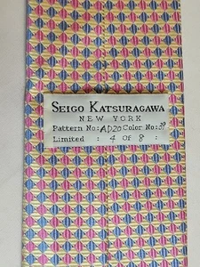 NEU OHNE ETIKETT SEIGO KATSURAGAWA AD20 FARBE 39 LIMITIERTE AUSLAGE 4/8 GEOMETRISCHE SEIDENKRAWATTE Gold 3" - Bild 1 von 6
