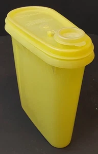 Tupperware Beverage Buddy 1 Quart Pitcher 792-2 With Lid Yellow 7 Inch Vintage - Picture 1 of 5