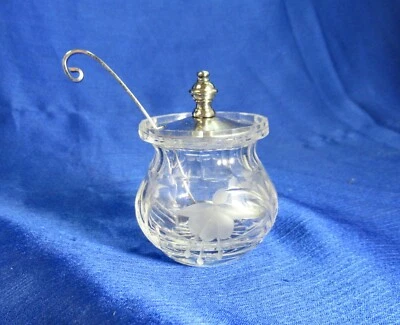 ANTIGUA OLLA DE MIEL DE MOSTAZA DE VIDRIO GRABADO FUCSIA 1900 con CUCHARA Y TAPA PLATEADAS Foto 1 de 4