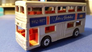 Matchbox No17 Londoner bus Silver Jubilee. Met grey base - Picture 1 of 3