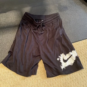 Nike Boys Black Shorts - Size Extra Large - Picture 1 of 3