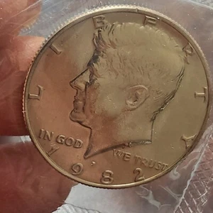 1982 P Uncirculated Kennedy Half Dollar in Souvenir Mint Set Cello - Picture 1 of 4