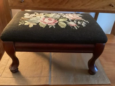 Taburete de pie antiguo base de caoba con tapicería floral a punta de aguja Foto 1 de 4