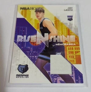 2022-23 Panini NBA Hoops Rise N Shine Memorabilia #15 Jake LaRavia NM-M ID:51213 - Foto 1 di 2