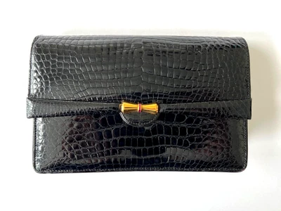 Gucci. Bolso de mano vintage de cocodrilo con lazo dorado y rubí. Gucci años 60. Foto 1 de 4