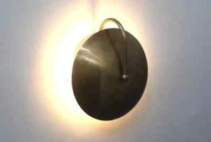 Applique da parete moderna in ottone italiano metà secolo con tonalità di disco curve fatte a mano - Foto 1 di 9