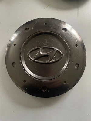 Genuine Hyundai Tiburon (03-08) Alloy Wheel Centre Cap x1 52960-2C600 Black - Image 1 of 4