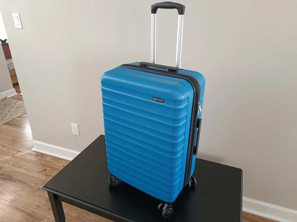 Equipaje 26 pulgadas lado duro giratorio marca Amazon Basics azul claro Foto 1 de 4