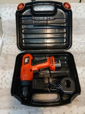 Taladro Black and Decker 9.6V, estuche, batería y cargador Foto 1 de 4