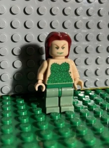 LEGO Poison Ivy Minifigure BAT018 from Set 7787 – Fair Condition, Cracked Torso - Picture 1 of 5