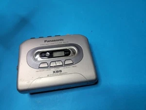 PROBADO FUNCIONAMIENTO Panasonic Estéreo Cassette Reproductor de Cinta Cubierta Walkman RQ-E10V XBS - Imagen 1 de 3