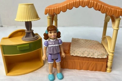 Acogedora cama con dosel vintage Playskool para casa de muñecas con muñeca, lámpara y mesa Foto 1 de 4