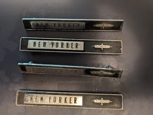 Chrysler New Yorker 1962 insignias de puerta interior - Imagen 1 de 3