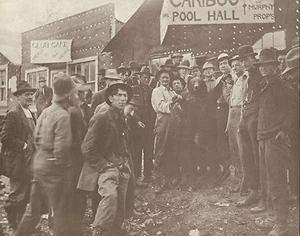 WESTERN Street Scene CARIBÚ PISCINA HALL Hombres Oso DE COLECCIÓN Foto Estampado 795 11 x 14 - Imagen 1 de 1