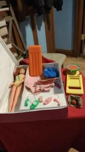Vintage fashion doll case with doll and beach accessories - Picture 1 of 3