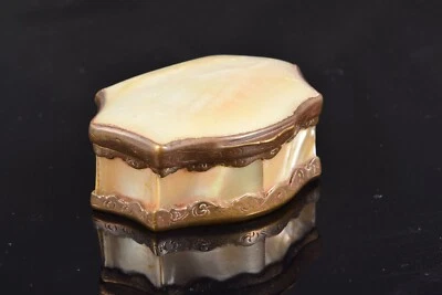 Mother-of-pearl or nacre box with bronze frame. 19th century. - Image 1 of 4
