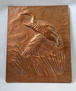 Vintage embossed copper plaque depicting a goose taking off - Picture 1 of 5