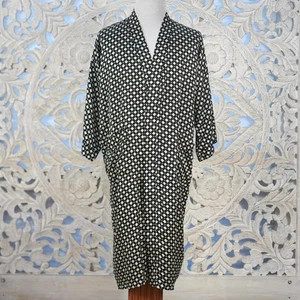 Vintage Roundtree & Yorke Black White 100% Silk Men’s Robe O/S Geometric Pattern - Picture 1 of 7