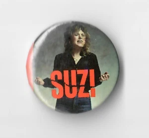 Vintage Suzi Quatro 1980 "SUZ!" oRiGiNaL Metal Pinback - Bild 1 von 5