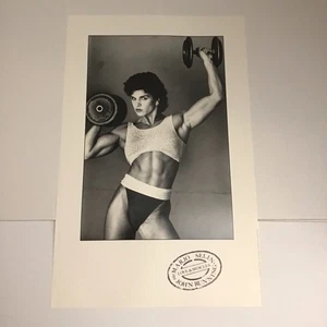 Póster de culturismo Marjo Selin “Amor y músculos” 25” H X 16” con gimnasio - Imagen 1 de 3
