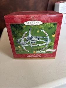 STAZIONE SPAZIALE DEEP SPACE 9: STAR TREK DS9 - 2001 SEGNO DISTINTIVO RICORDO ORNAMENTO - Foto 1 di 13