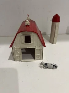 BACHMANN PLASTICVILLE O SCALE WHITE BARN WITH RED ROOF - Picture 1 of 8