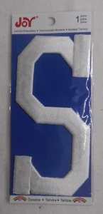 Joy 4" Bügelbild Stickerei Buchstabe "S" weiß Uni Applikation Patch - Bild 1 von 2