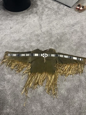 Camisa de cuero estilo nativo americano de piel de ciervo con flecos y abalorios utilería de película Foto 1 de 4