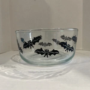 Pyrex Storage Container 4 cup Black Bat Halloween design - Picture 1 of 6