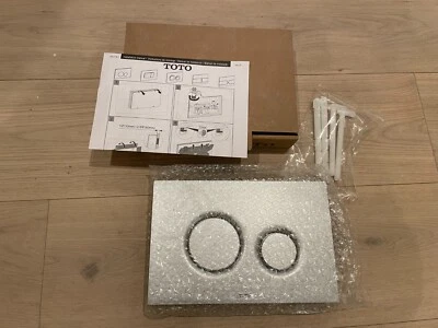 Unidad de tanque en pared con placa de botón doble Toto, plateado YT930#MS Foto 1 de 2