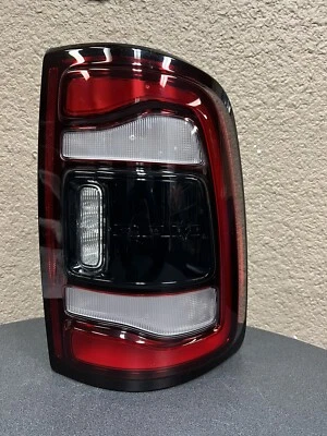 Lámpara trasera derecha Dodge Ram 2500/3500 2019-2022 negra OEM MOPAR 68361722AA-AH Foto 1 de 3