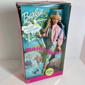 Vintage 2000 Regen oder Sonne Barbie Puppe mit Strandzubehör Schirm Stuhl #29179 NEU - Bild 1 von 21