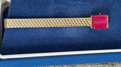 Clip de corbata vintage Swank texturizado tono dorado para hombre con piedra cuadrada rosa brillante Foto 1 de 4