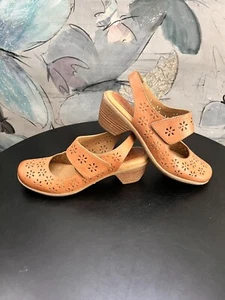 Softspots Mary Jane Leather Shoes Sz 8.5 M Tan Heeled Floral - Picture 1 of 17