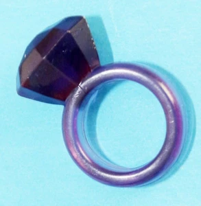 Hübscher hübscher Prinzessin Ring lila Spiel Ersatzteil Vintage Kunststoff - Bild 1 von 1