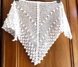 CHALE ETOLE CROCHET FAIT MAIN EN FRANCE SYLVETTE RAISONNIER PETITS POMPONS *** - Picture 1 of 4