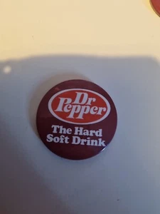 Dr Pepper The Hard Soft Drink Pin Anstecker Vintage Badge - Bild 1 von 2