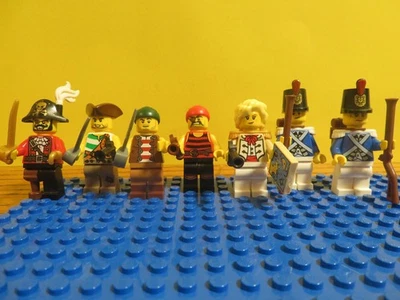 Lego Capitán Pirata (CMF Serie 8) con Crew vs Lego 21358 Camilla e Imperiales Foto 1 de 4