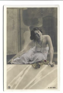 RPPC, BONITA DAMA POSANDO PARA UNA FOTO SEXY DE LOS TIEMPOS - Imagen 1 de 1