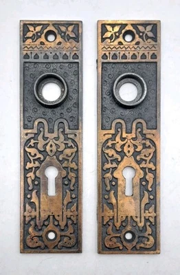 Lote de 2 herrajes antiguos de hierro fundido con perilla de puerta ornamentada Foto 1 de 4