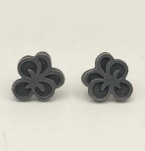 Orecchini a perno in metallo Pansy fiore semplice traforato firmati DD Minimal - Foto 1 di 4