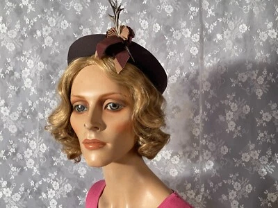 复古 20 世纪 50 年代羽毛帽优雅海报 Rockabilly Quiet 豪华旧钱外观 — 第 1/4 张图片