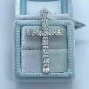 Ciondolo croce diamantata creata in laboratorio baguette 2,10 ct argento placcato oro bianco 14 carati - Foto 1 di 3