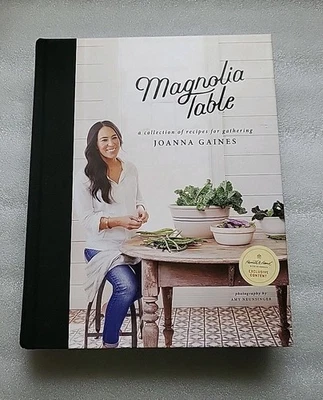 Magnolia Table ~ Collection of Recipes by Joanna Gaines ~ 2017 Hardcover Book Foto 1 de 4
