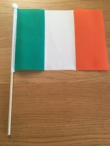 IRLANDA Paquete de 12 Banderas de Mano Medianas 9"" x 6" 22cm x 15cm BANDERA - Imagen 1 de 1