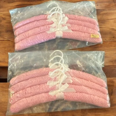 Juego de 8 perchas hinchadas satinadas a lunares rosas Karen Carson Creation de colección- Foto 1 de 4