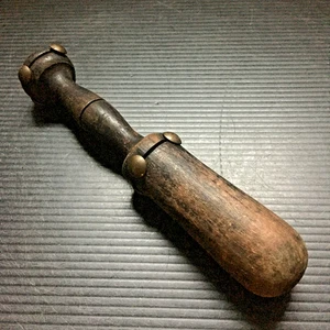 Antiker handgefertigter Holzstößel mit Messingnieten 6,5" L x 1,25" B - Bild 1 von 5