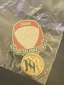 Pin de solapa RED ROBIN CDT CELEBRACIÓN 2008 GO FOR THE GOLD KEY RR raro de colección - Imagen 1 de 3