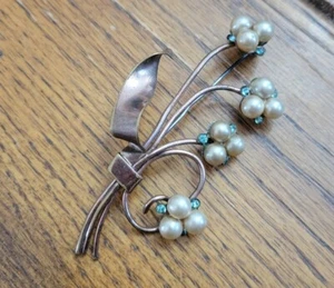 STUNNING VINTAGE ESTATE BRASS TONE PEARL FLOWER  BROOCH - Picture 1 of 7
