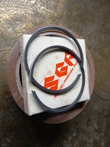 Suzuki B120 B100 B105 KT120 NOS Genuine OEM Piston Ring set 12140-07732 - Picture 1 of 5